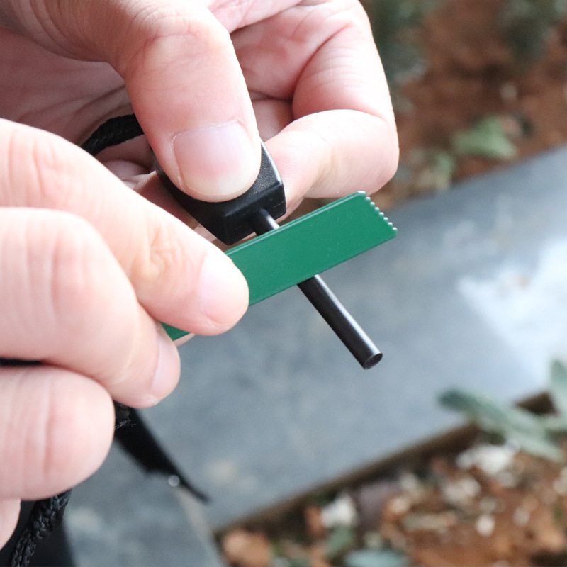 Ferro Rod Striker - Mini Wilderness Survival Draagbare vuursteen Waterdichte